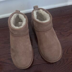 EUC WOMENS UGG ultra mini size 6.